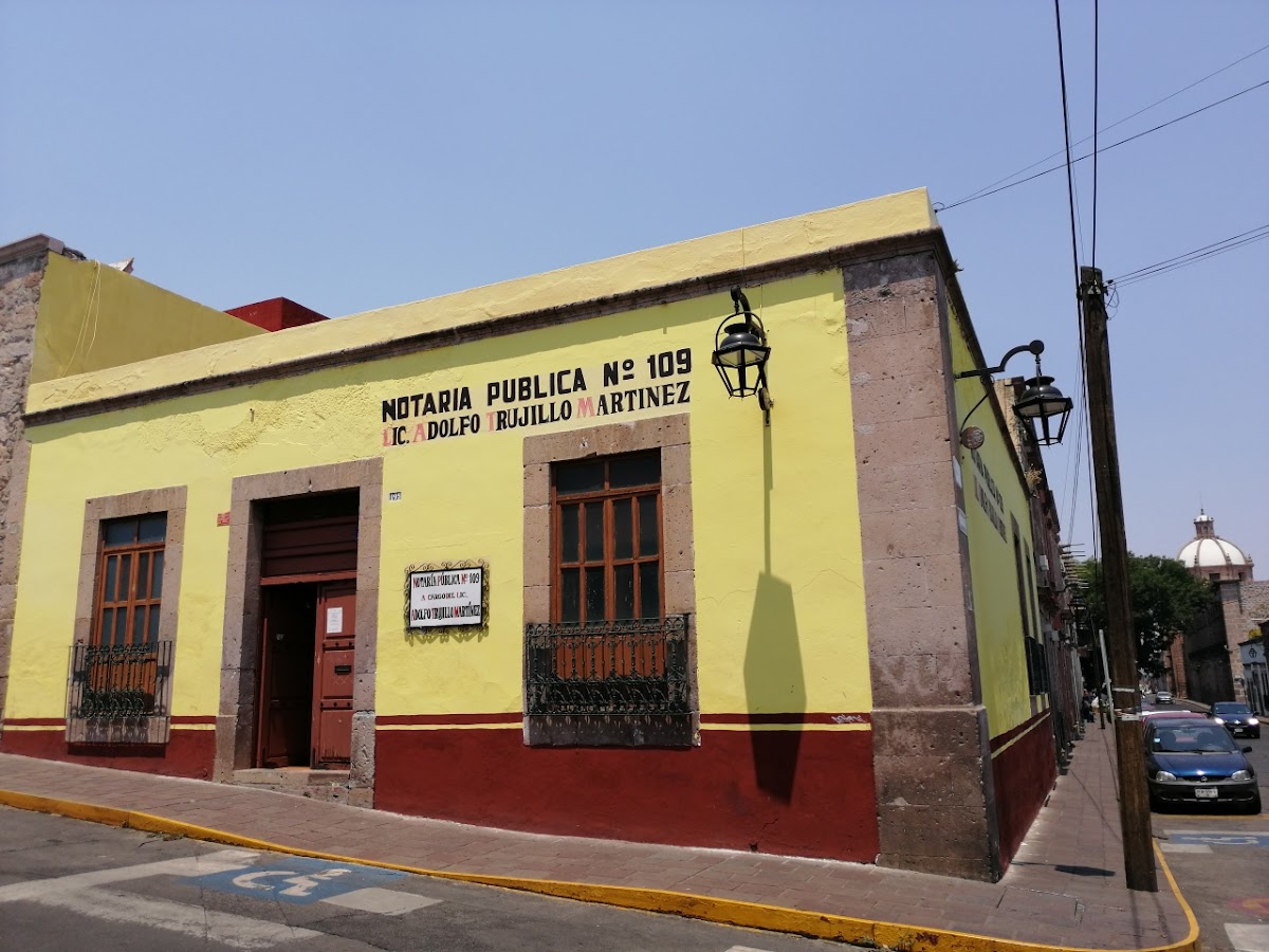 Lic. Adolfo Trujillo Martínez — foto 4