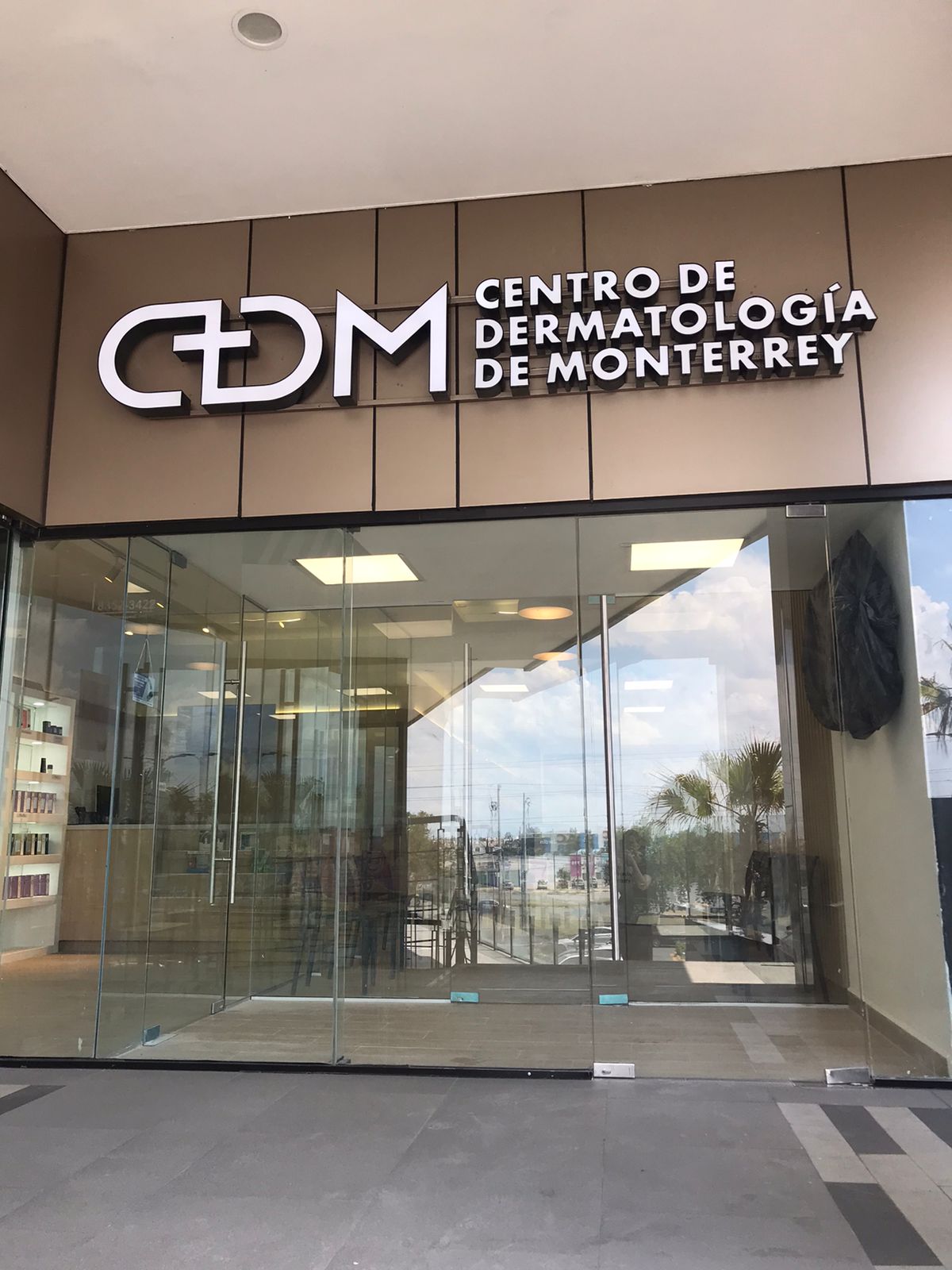 Centro de dermatología de Monterrey, Almenares