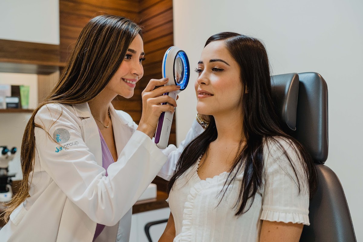 Dra Jessica Carolina Martínez Rico, Dermatólogo