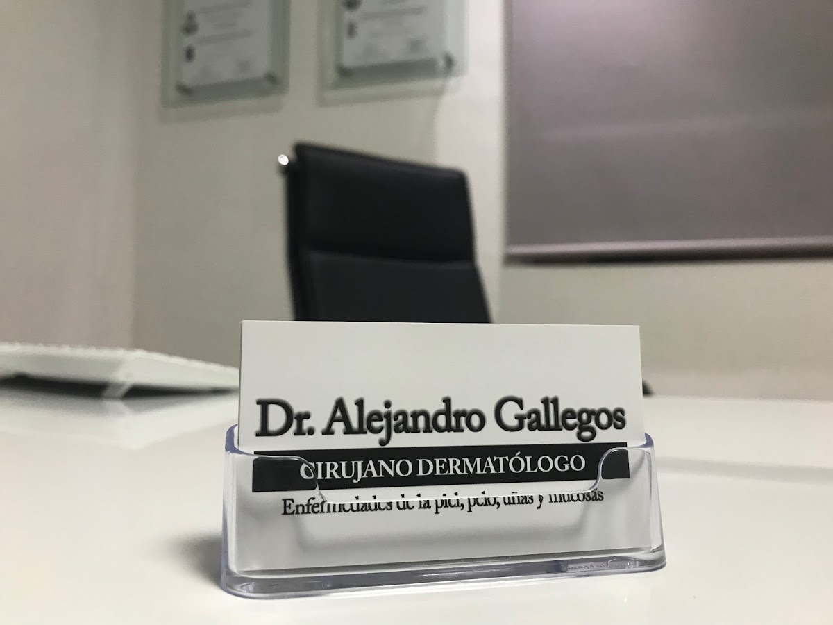 Dr. Alejandro Gallegos - Dermatólogo
