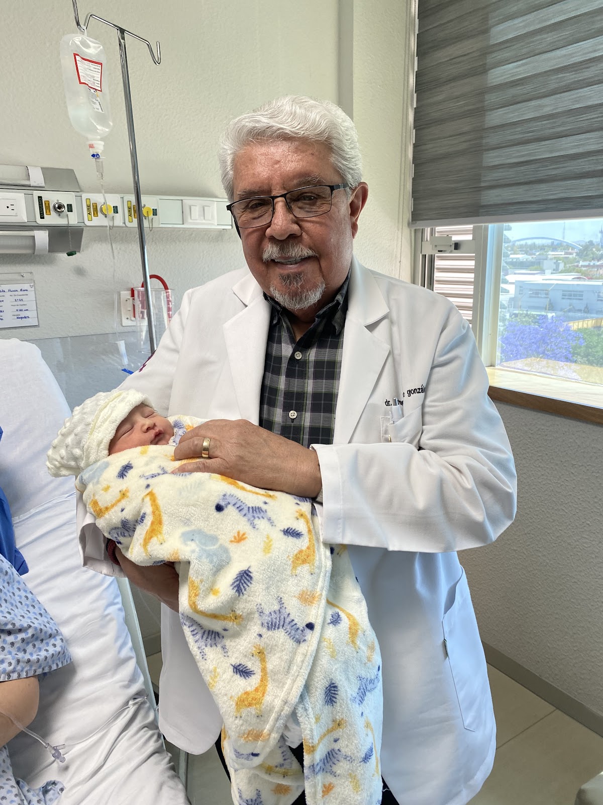 Dr. Enrique Escotto González, Ginecólogo