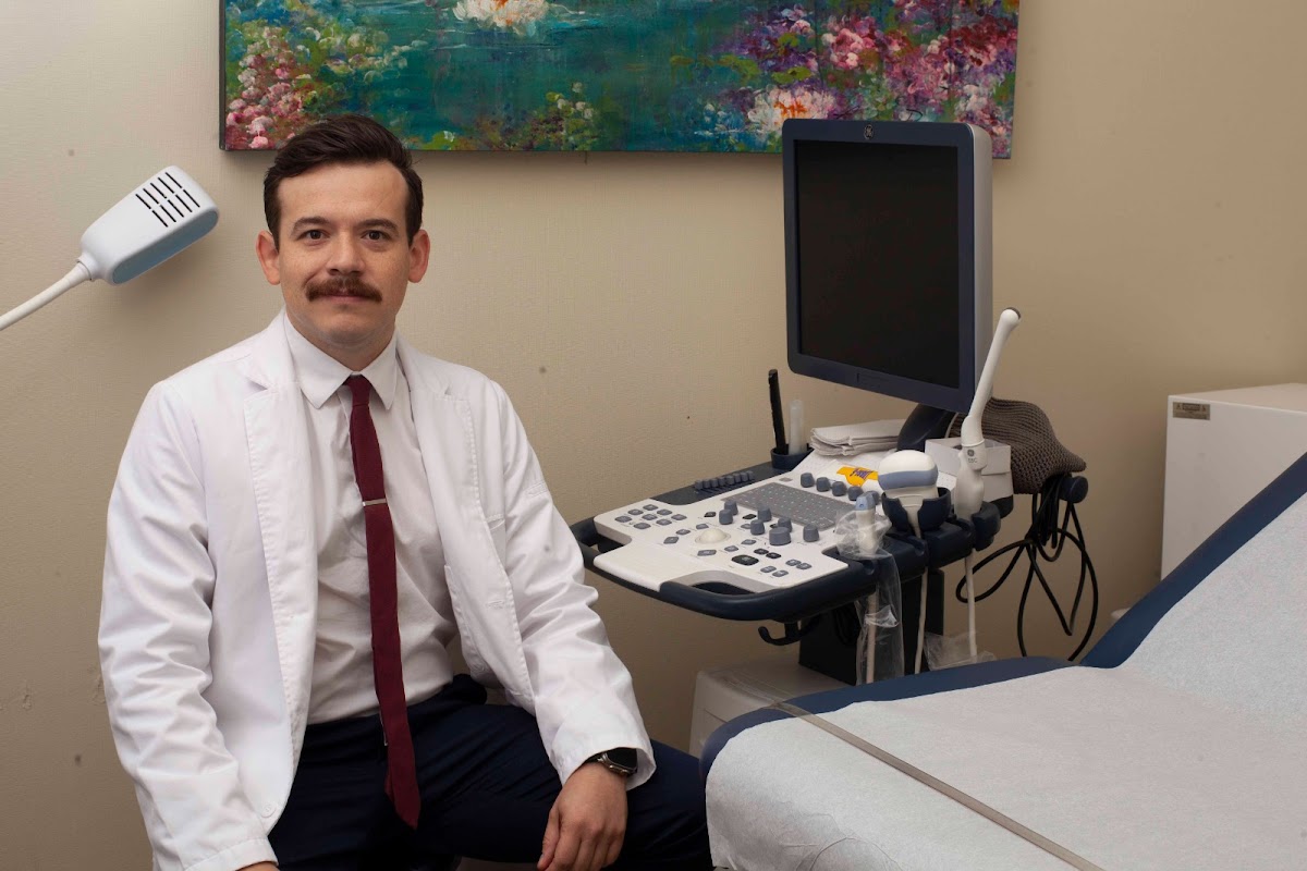 Dr. César Fausto Cantú Yruegas Cirugía Ginecológica de Mínima Invasión Miomas, Endometriosis y Patología Pélvica