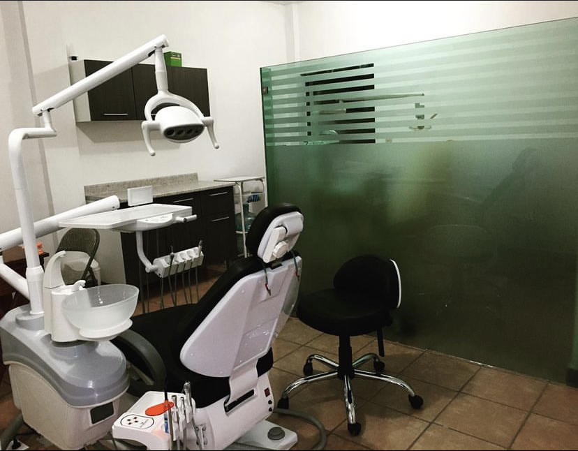 Alineadent Ortodoncia y Periodoncia / Dr. Enver Ricardo Onofre Borja - Dra. Ana Gabriela Magaña