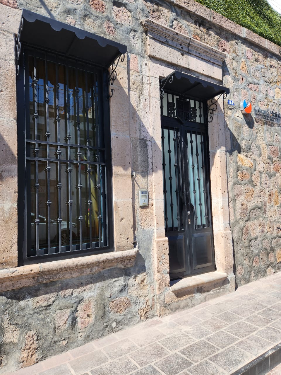 Dr. Araró Molina Coronel, Ginecólogo — foto 2