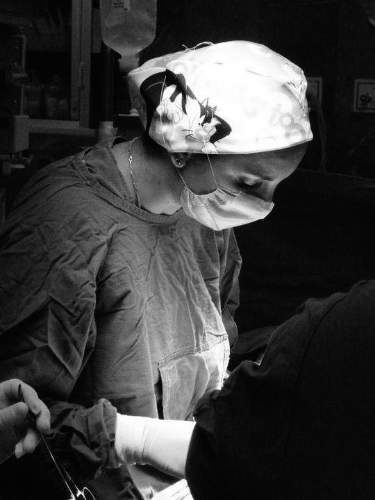 Dra. Karla Duarte - Especialista en Cirugía de Vesicula, Apendicitis, Hernias, Hemorroides y Anorrectal