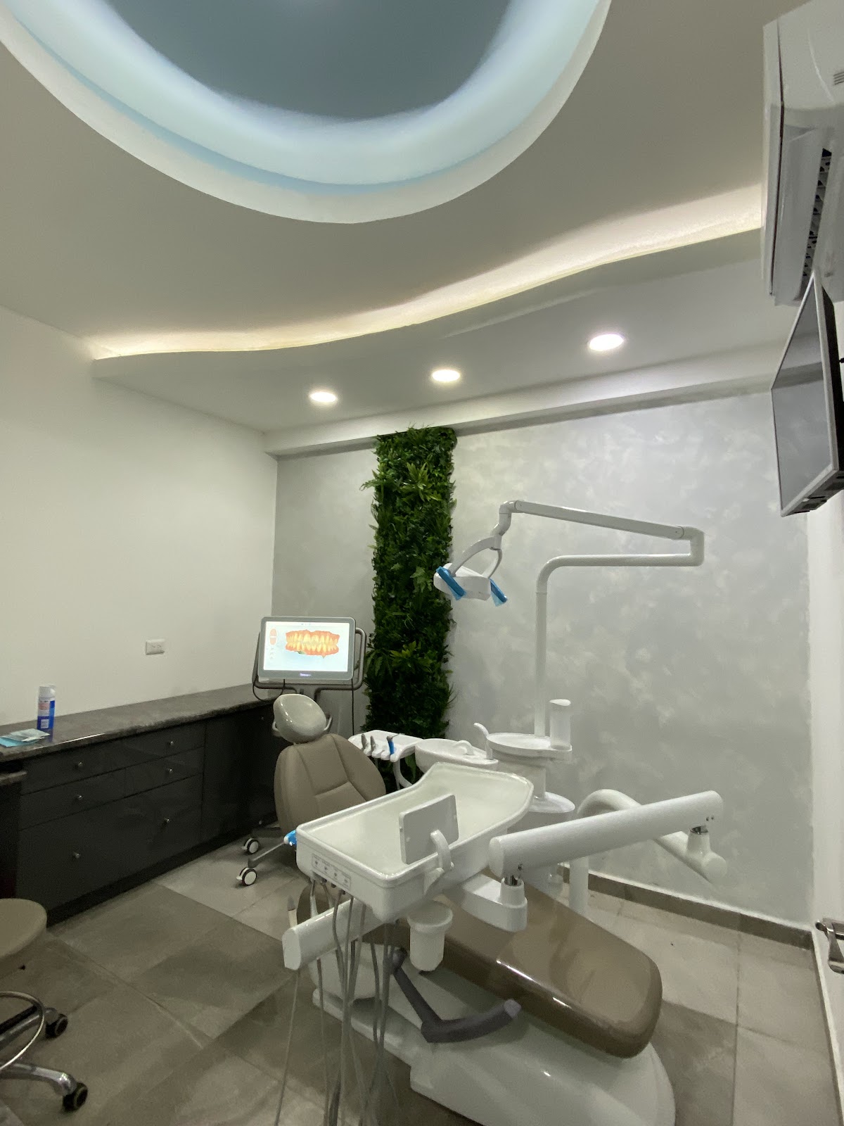 MAXILODENTAL -implantes dentales - Ortodoncia - alineadores