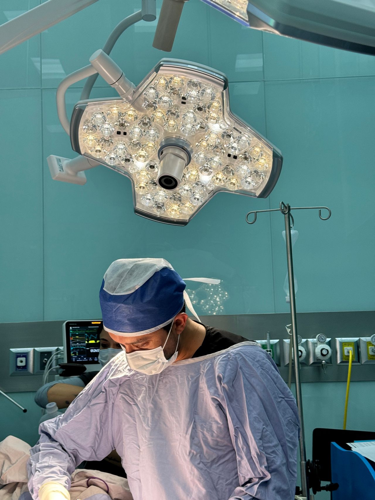 Dr. Gabriel Corona, Especialista en Miomas — foto 4